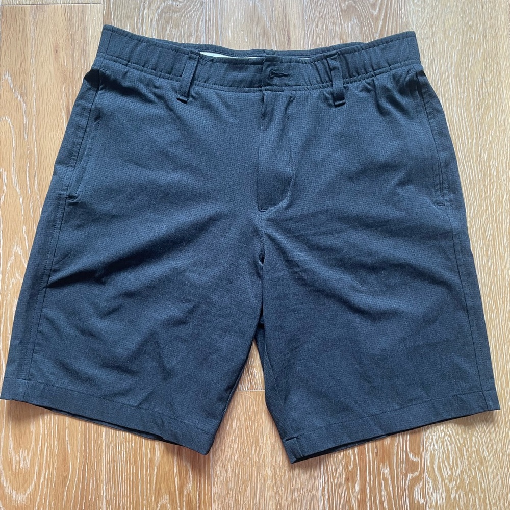 Under Armour black shorts size 32 - perfect for golf or casual wear